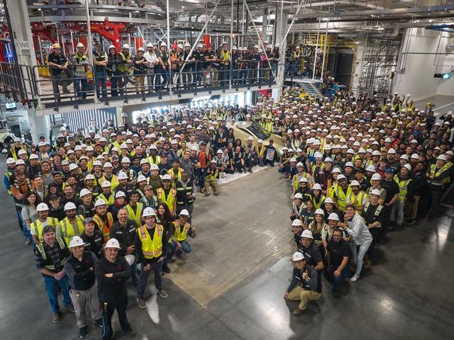 Direksiyonsuz ilk model banttan indi!