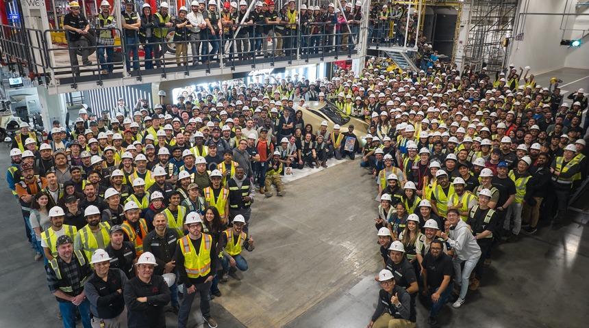 Direksiyonsuz ilk Tesla Cybercab banttan indi! Elon Musk'tan ekibe tebrik