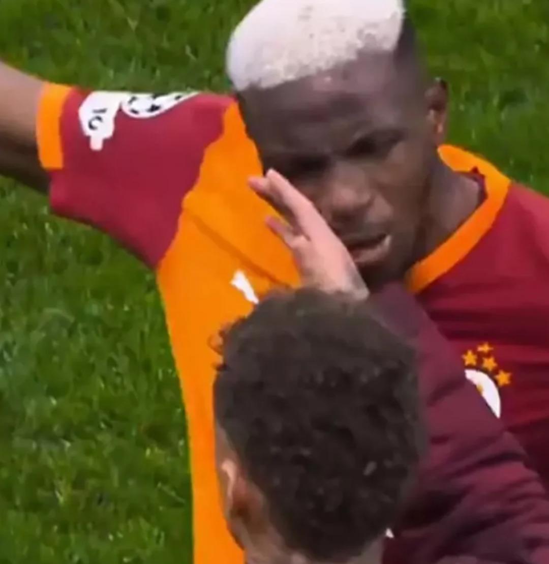 Ma&ccedil;ın ardından Osimhen in &ccedil;ılgına d&ouml;nd&uuml;ğ&uuml; an... Merak konusu olmuştu! İşte nedeni 2