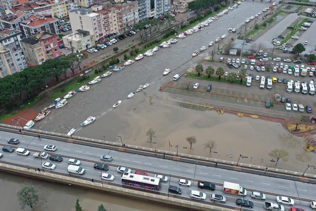 &Ccedil;anakkale de debisi y&uuml;kselen Sarı&ccedil;ay da yaşanan taşkın dronla g&ouml;r&uuml;nt&uuml;lendi 8