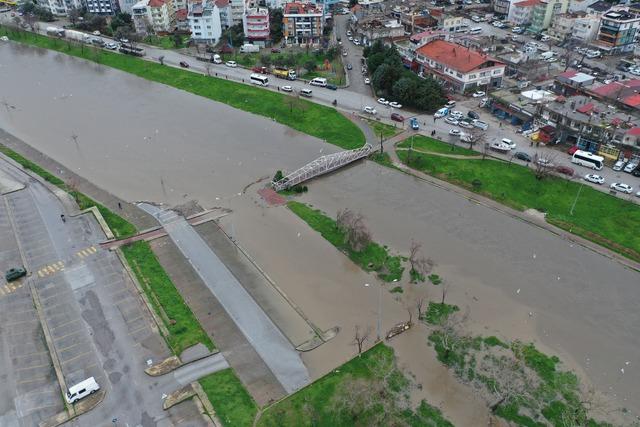 &Ccedil;anakkale de debisi y&uuml;kselen Sarı&ccedil;ay da yaşanan taşkın dronla g&ouml;r&uuml;nt&uuml;lendi 7