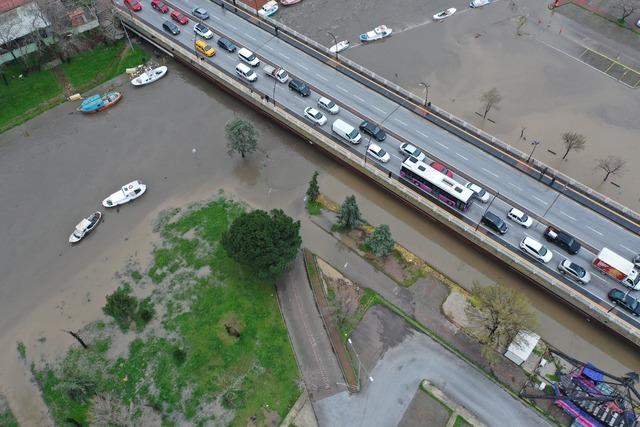 &Ccedil;anakkale de debisi y&uuml;kselen Sarı&ccedil;ay da yaşanan taşkın dronla g&ouml;r&uuml;nt&uuml;lendi 6