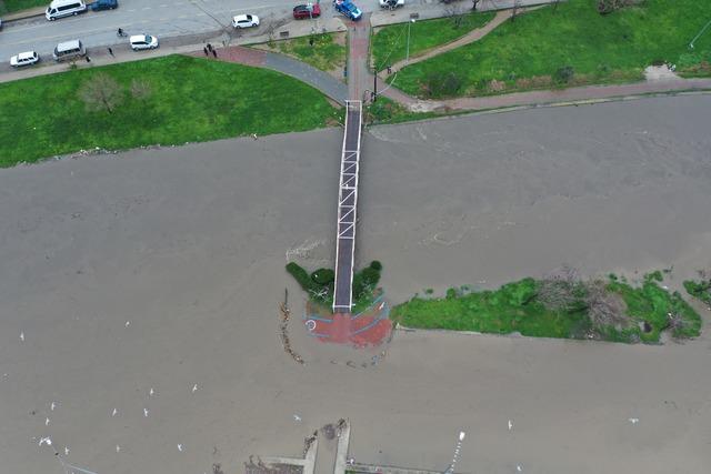 &Ccedil;anakkale de debisi y&uuml;kselen Sarı&ccedil;ay da yaşanan taşkın dronla g&ouml;r&uuml;nt&uuml;lendi 5