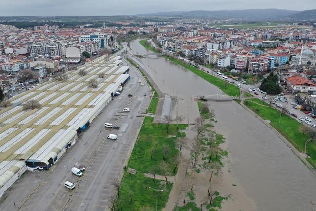 &Ccedil;anakkale de debisi y&uuml;kselen Sarı&ccedil;ay da yaşanan taşkın dronla g&ouml;r&uuml;nt&uuml;lendi 4