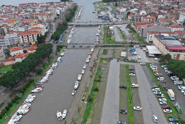 &Ccedil;anakkale de debisi y&uuml;kselen Sarı&ccedil;ay da yaşanan taşkın dronla g&ouml;r&uuml;nt&uuml;lendi 2