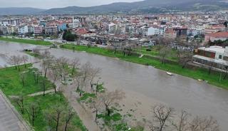 &Ccedil;anakkale'de debisi y&uuml;kselen Sarı&ccedil;ay'da yaşanan taşkın dronla g&ouml;r&uuml;nt&uuml;lendi