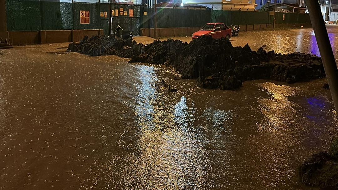 Kuvvetli sağanak İzmir, Aydın ve &Ccedil;anakkaleyi sular altında bıraktı! Deniz taştı, yollar su doldu 3