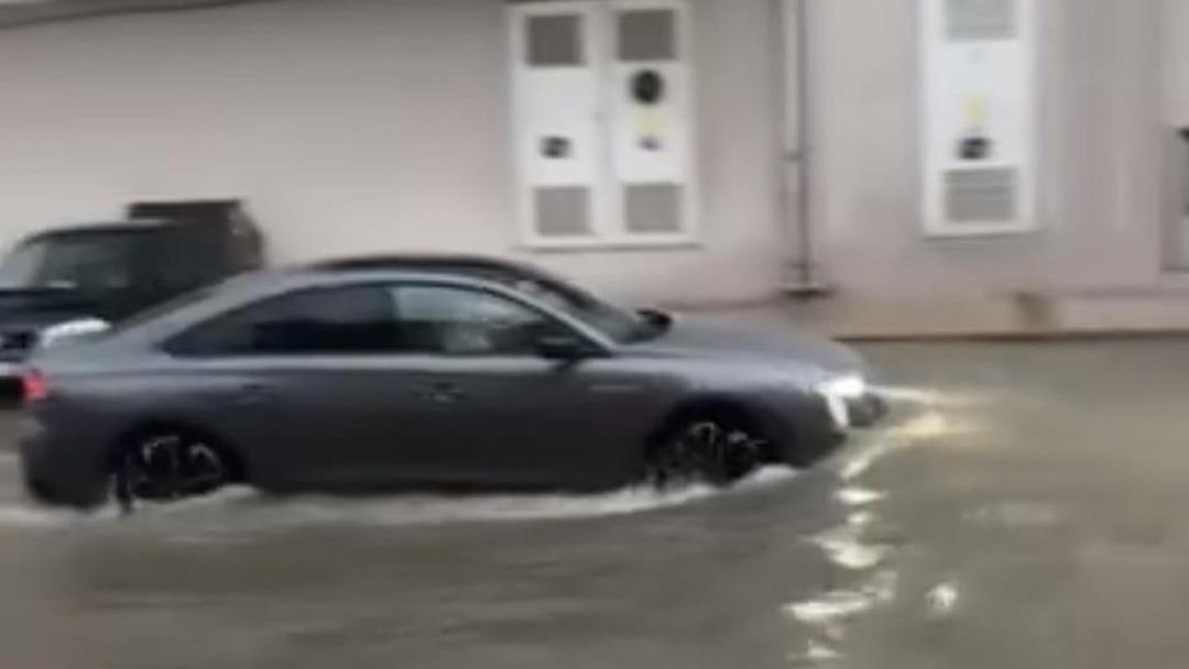 Kuvvetli sağanak İzmir, Aydın ve &Ccedil;anakkaleyi sular altında bıraktı! Deniz taştı, yollar su doldu 4