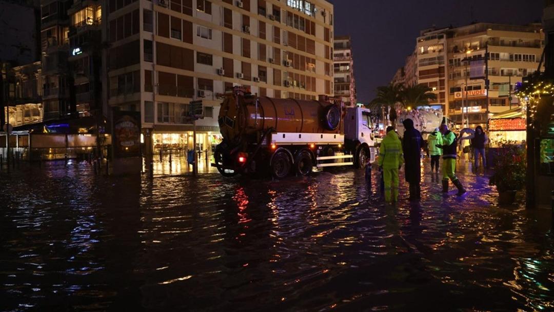 Kuvvetli sağanak İzmir, Aydın ve &Ccedil;anakkaleyi sular altında bıraktı! Deniz taştı, yollar su doldu 5
