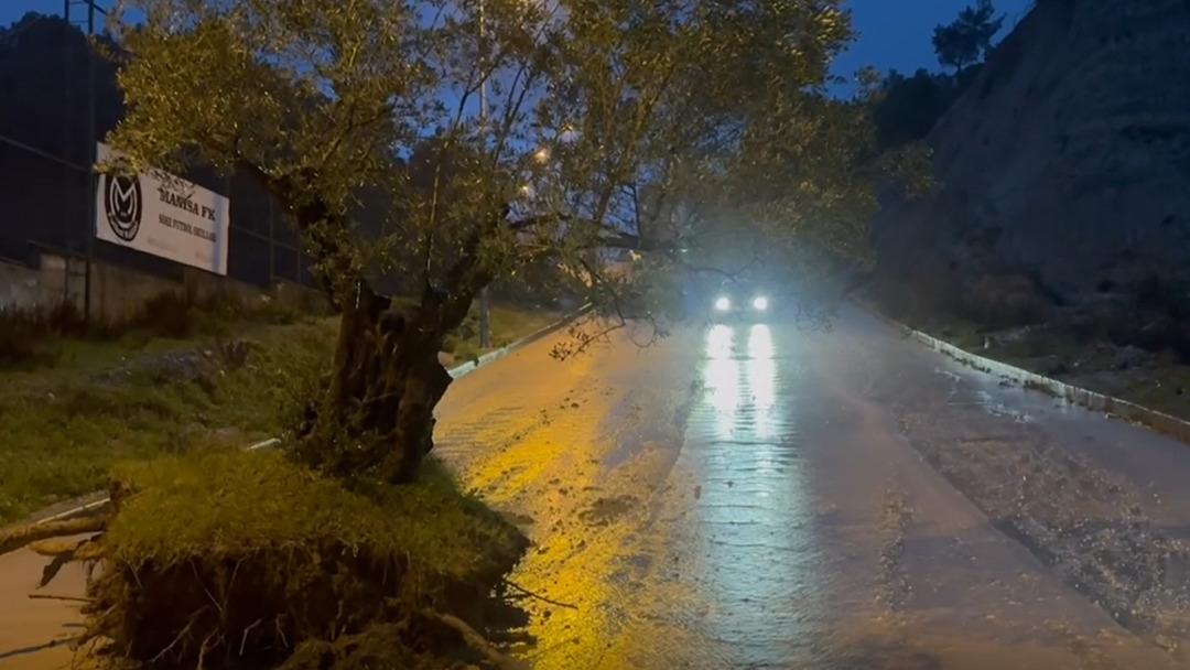 Kuvvetli sağanak İzmir, Aydın ve &Ccedil;anakkaleyi sular altında bıraktı! Deniz taştı, yollar su doldu 8