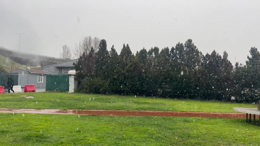 İstanbul un bazı ilçelerinde aralıklarla kar ve sulu kar yağışı etkili oluyor 1