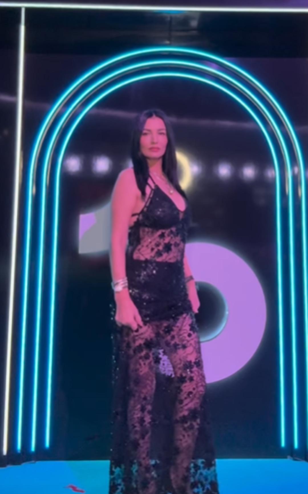 Aleyna Tilki nin annesinden cesur tarz! "Yakıyorsun" 3