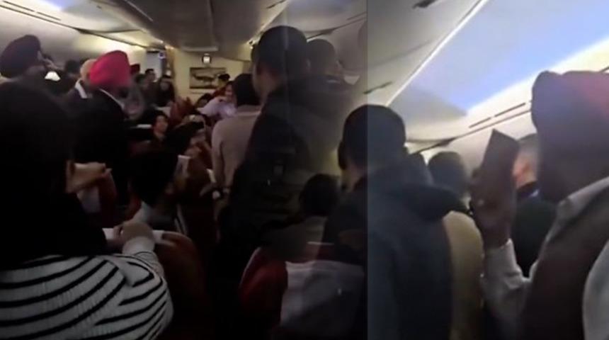 Hindistan u&ccedil;ağında 'tuvalet' krizi! Y&uuml;zlerce yolcu kullanınca...