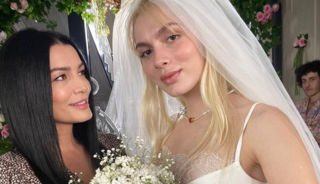 Annesi dekolteli transparan tarzıyla dikkat &ccedil;ekti