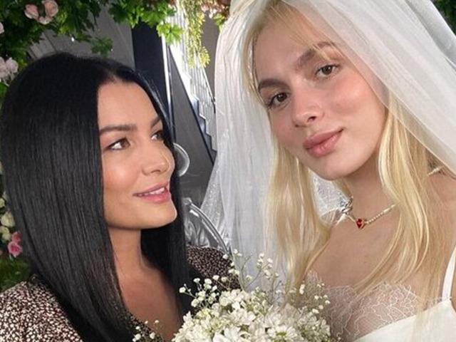 Annesi dekolteli transparan tarzıyla dikkat &ccedil;ekti