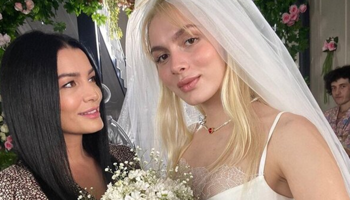 Annesi dekolteli transparan tarzıyla dikkat &ccedil;ekti