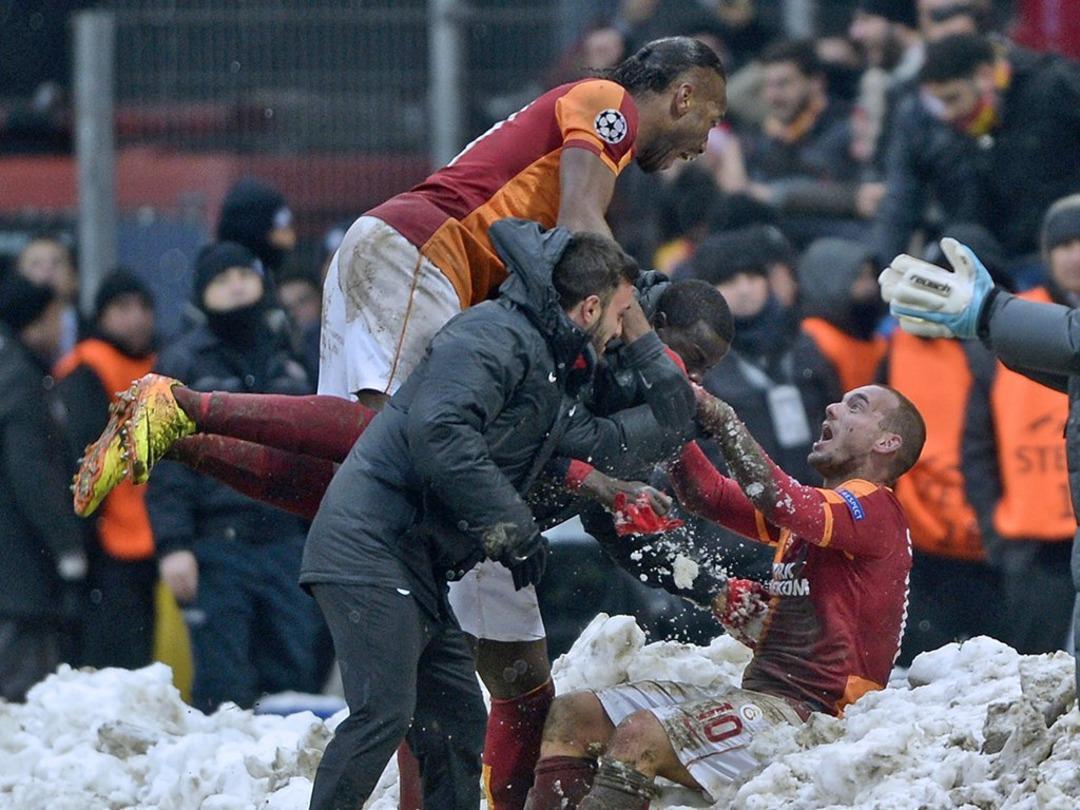 Galatasaray ın 5-2 lik galibiyeti sonrası Wesley Sneijder, Juventus ile fena dalga ge&ccedil;ti! St&uuml;dyoya &ouml;yle bir şey getirdi ki...  1