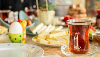 Ramazan'da o saatte &ccedil;ay i&ccedil;enler bin pişman oluyor! G&uuml;n boyu susatıyor