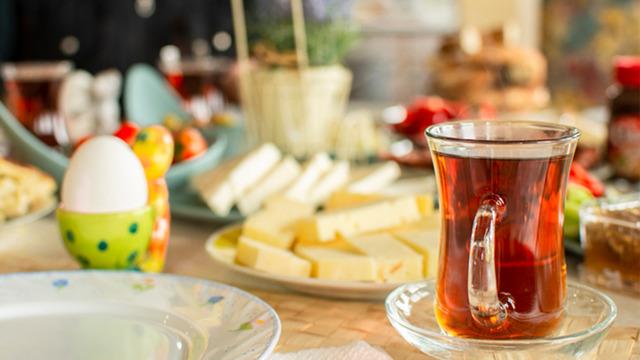 Ramazan'da o saatte &ccedil;ay i&ccedil;enler bin pişman oluyor! G&uuml;n boyu susatıyor