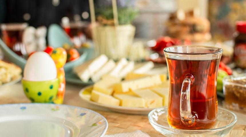 Ramazan'da o saatte &ccedil;ay i&ccedil;enler bin pişman oluyor! G&uuml;n boyu susatıyor