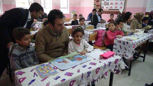 Gercüş’te Kütüphane Haftasında kitap okuma etkinliği