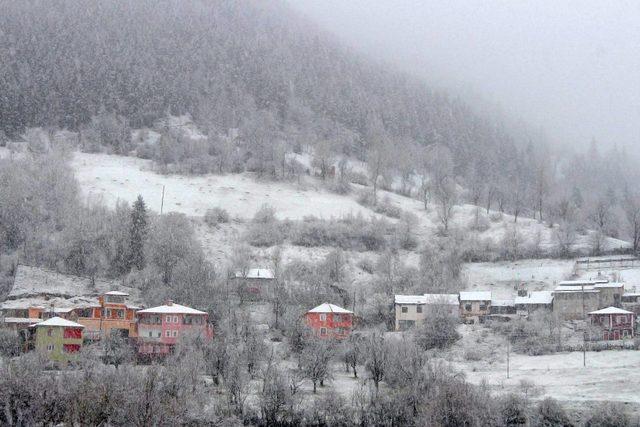 Gümüşhane’nin yüksek kesimlerinde kar yağışı süprizi