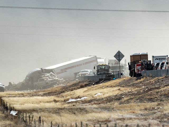 Kum fırtınası zincirleme kazaya yol a&ccedil;tı: 4 &ouml;l&uuml;, 29 yaralı!