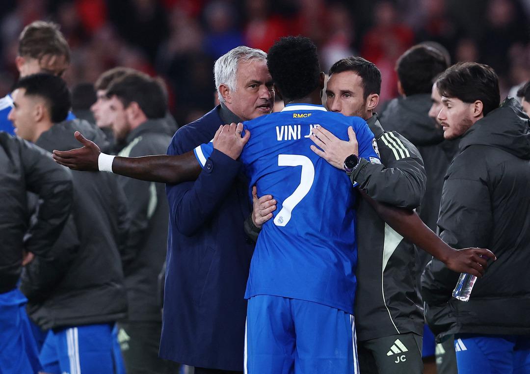 Şampiyonlar Ligi nde  ırk&ccedil;ılık  skandalı! D&uuml;nya yıldızı sahayı terk etti: G&ouml;zler UEFA nın kararında 1