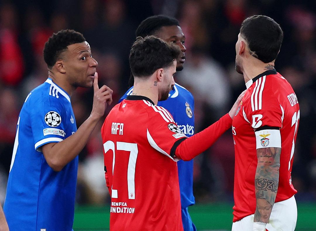 Şampiyonlar Ligi nde  ırk&ccedil;ılık  skandalı! D&uuml;nya yıldızı sahayı terk etti: G&ouml;zler UEFA nın kararında 5