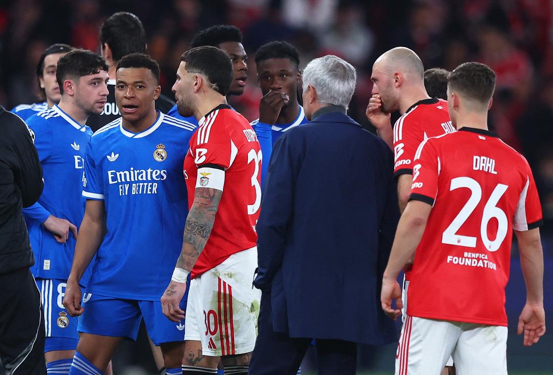 Şampiyonlar Ligi nde  ırk&ccedil;ılık  skandalı! D&uuml;nya yıldızı sahayı terk etti: G&ouml;zler UEFA nın kararında 6