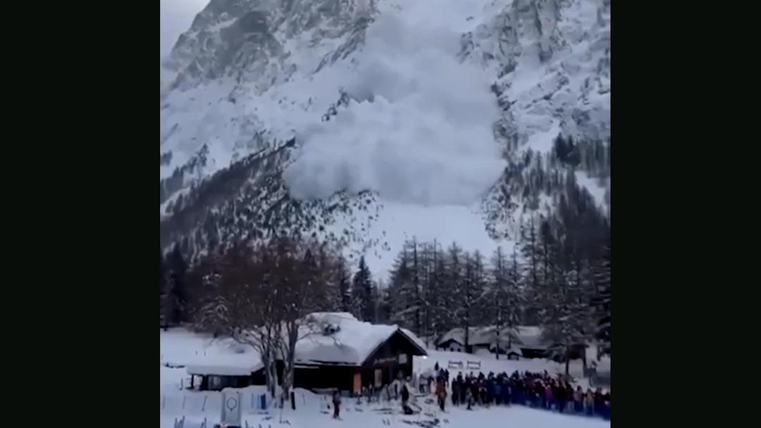 İtalya da beyaz felaket! Kayak&ccedil;ılar saniyeler i&ccedil;inde kar bulutunun i&ccedil;inde kayboldu 1