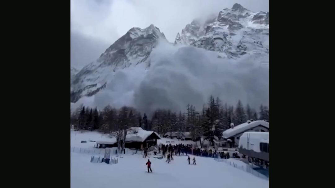 İtalya da beyaz felaket! Kayak&ccedil;ılar saniyeler i&ccedil;inde kar bulutunun i&ccedil;inde kayboldu 3