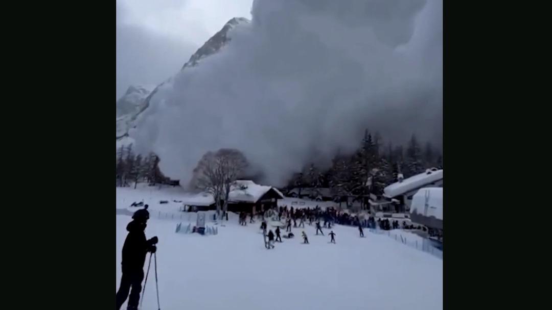 İtalya da beyaz felaket! Kayak&ccedil;ılar saniyeler i&ccedil;inde kar bulutunun i&ccedil;inde kayboldu 4