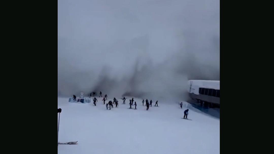 İtalya da beyaz felaket! Kayak&ccedil;ılar saniyeler i&ccedil;inde kar bulutunun i&ccedil;inde kayboldu 5