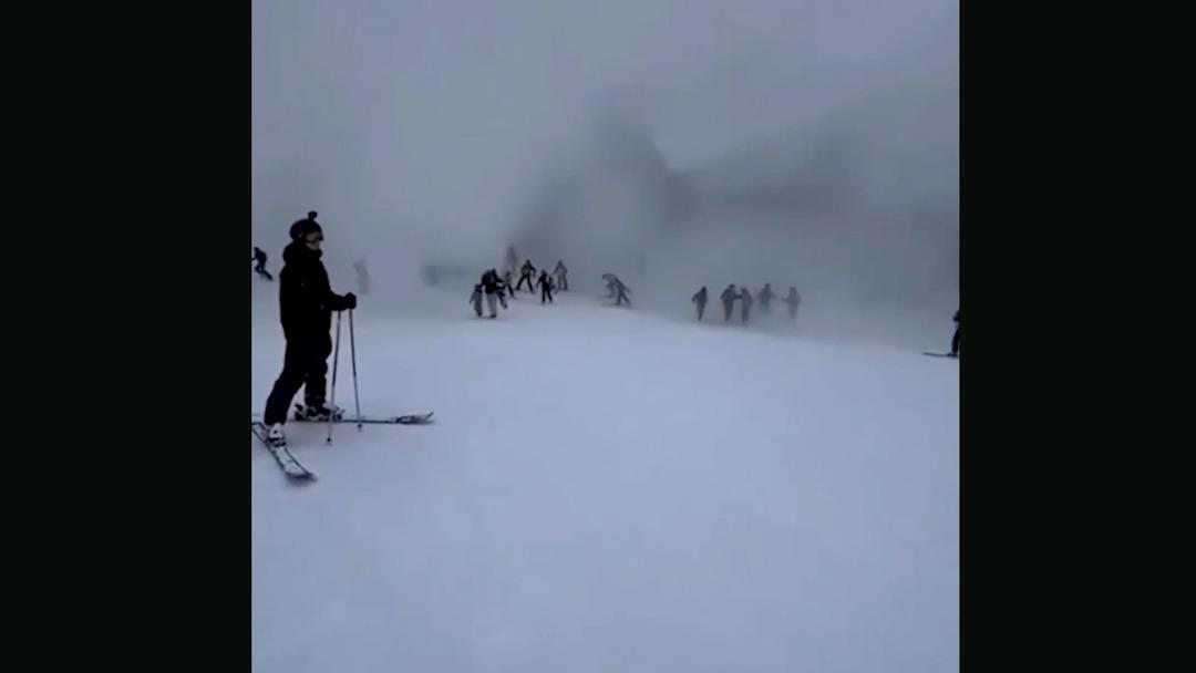 İtalya da beyaz felaket! Kayak&ccedil;ılar saniyeler i&ccedil;inde kar bulutunun i&ccedil;inde kayboldu 6