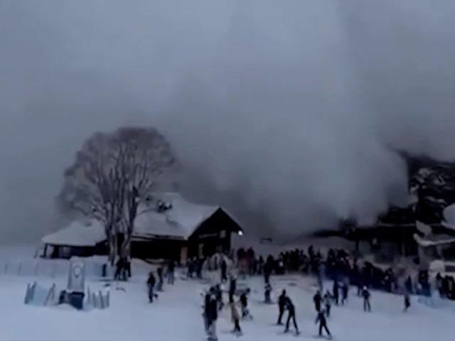 Kayak&ccedil;ılar saniyeler i&ccedil;inde kar bulutunun i&ccedil;inde kayboldu