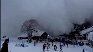 İtalya'da beyaz felaket! Kayakçılar saniyeler içinde kar bulutunun içinde kayboldu