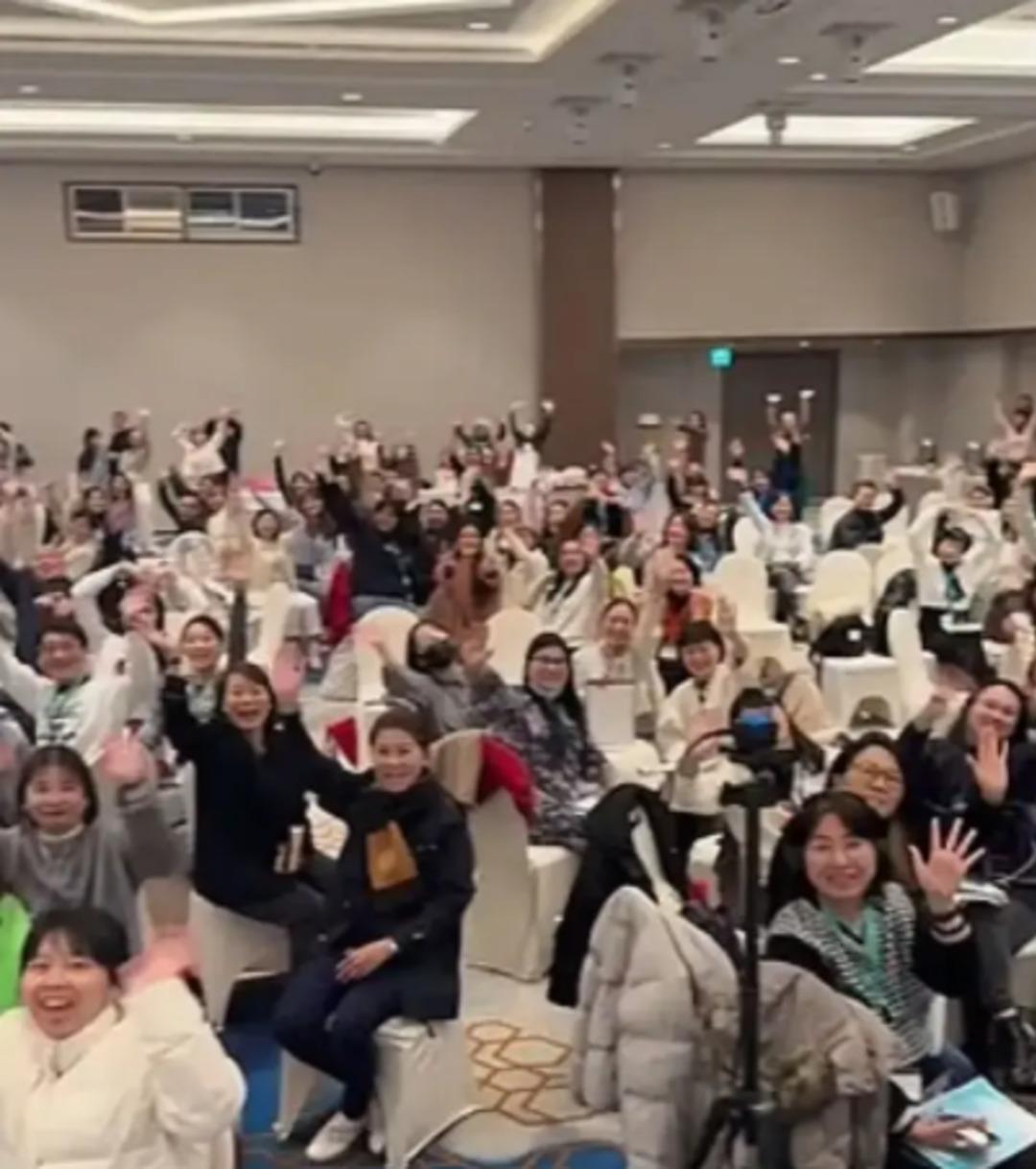 L&uuml;ks şehrin g&uuml;ndemi skandal: Kanseri zihin g&uuml;c&uuml;yle iyileştirdiğini iddia etti! 3