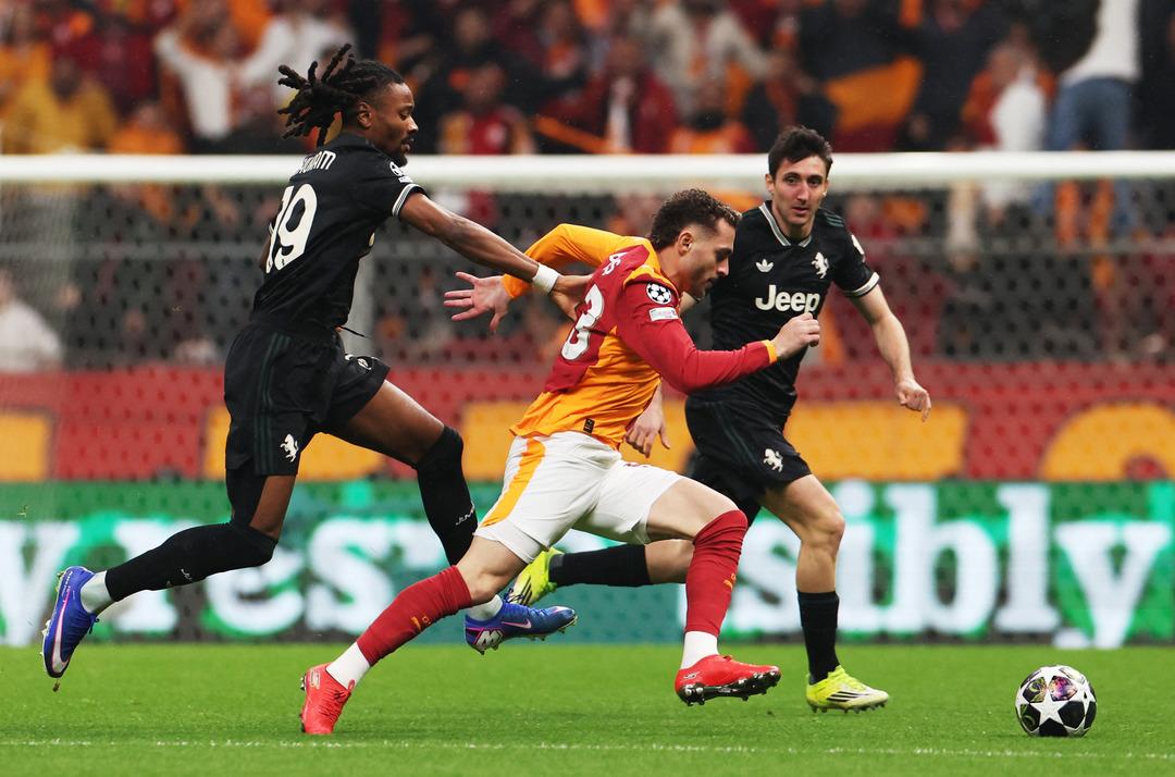 T&uuml;m d&uuml;nya Galatasaray-Juventus ma&ccedil;ının hakeminin o kararını konuşuyor!  Galiba Juventus a acıdı  2