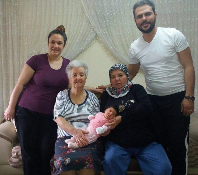 Anne ve baba ile bebeklerinin doğumunda ilginç tesadüf