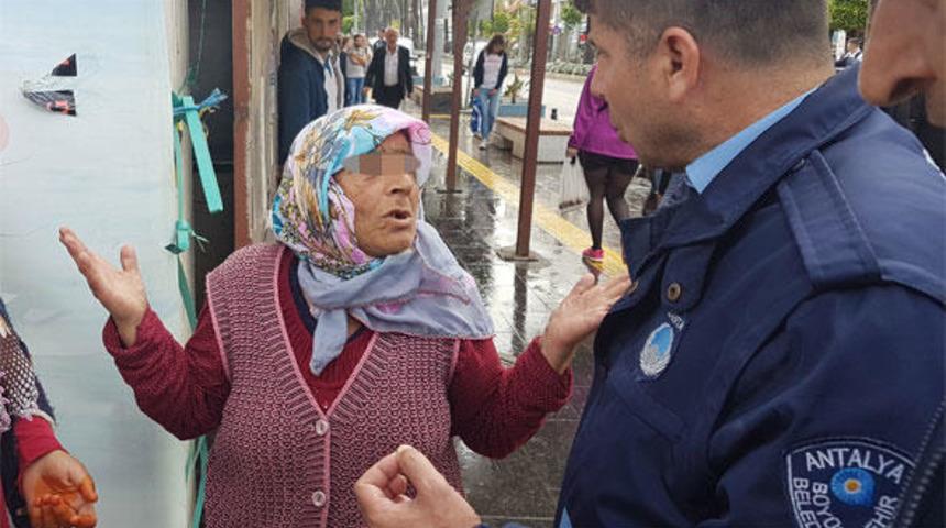 Antalya'da alkol alıp dilenen yaşlı kadın ortalığı karıştırdı! 