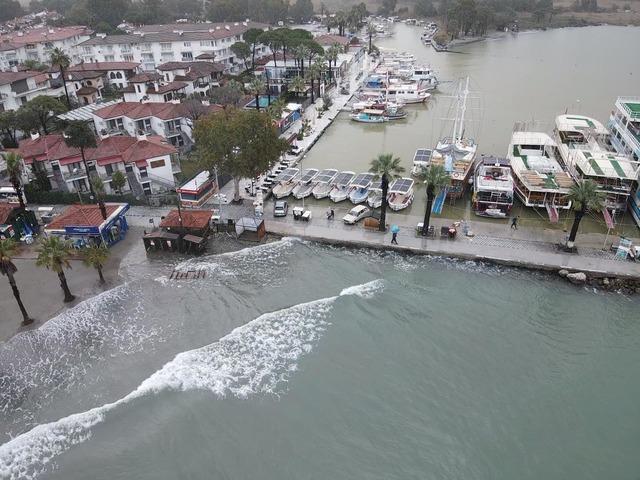 Muğla da fırtına g&uuml;nl&uuml;k yaşamı olumsuz etkiliyor 16