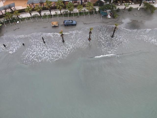 Muğla da fırtına g&uuml;nl&uuml;k yaşamı olumsuz etkiliyor 15