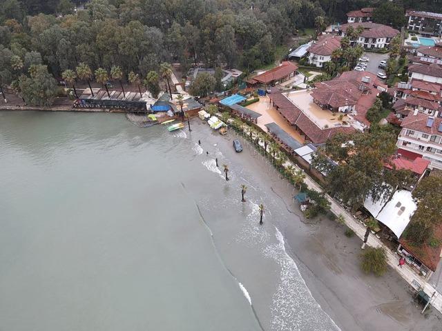 Muğla da fırtına g&uuml;nl&uuml;k yaşamı olumsuz etkiliyor 8