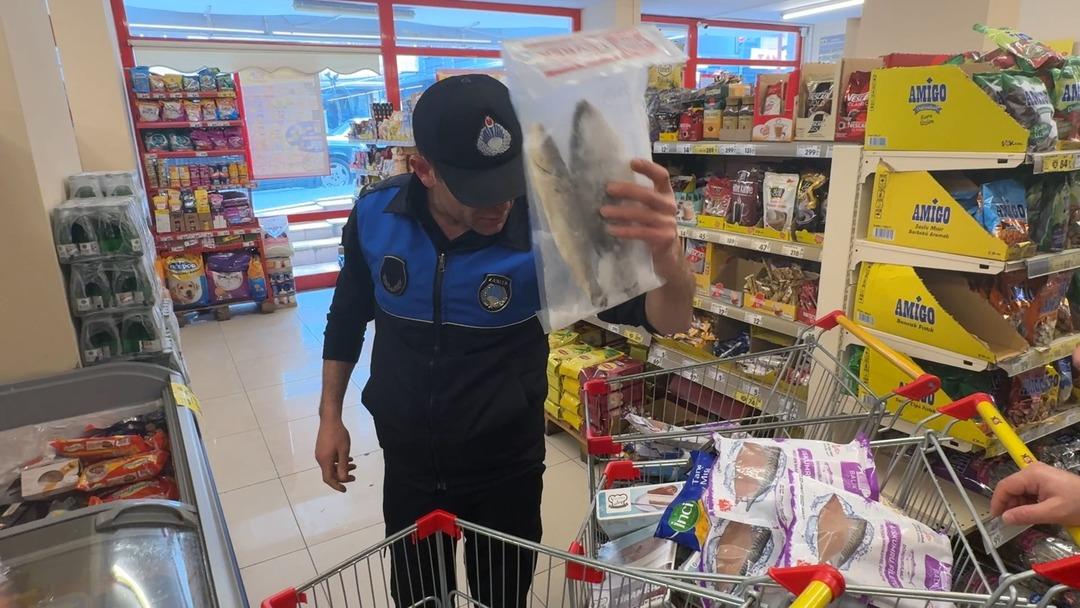 Avcılar da gıda denetimi! Son t&uuml;ketim tarihinin &uuml;zerinden 10 ay ge&ccedil;en &uuml;r&uuml;nler bulundu 2