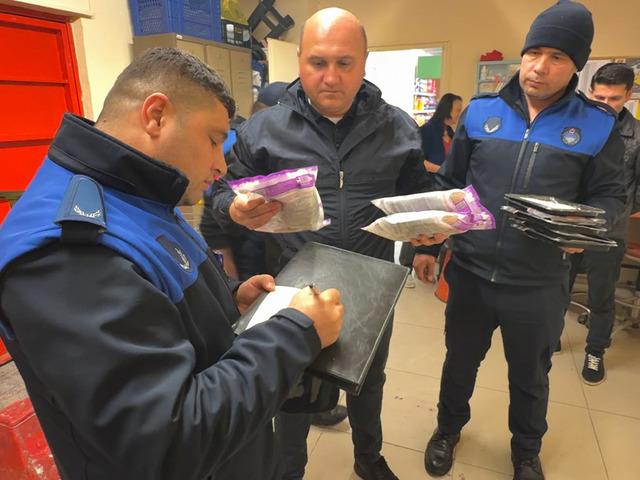 Avcılar'da gıda denetimi! Son t&uuml;ketim tarihinin &uuml;zerinden 10 ay ge&ccedil;en &uuml;r&uuml;nler bulundu