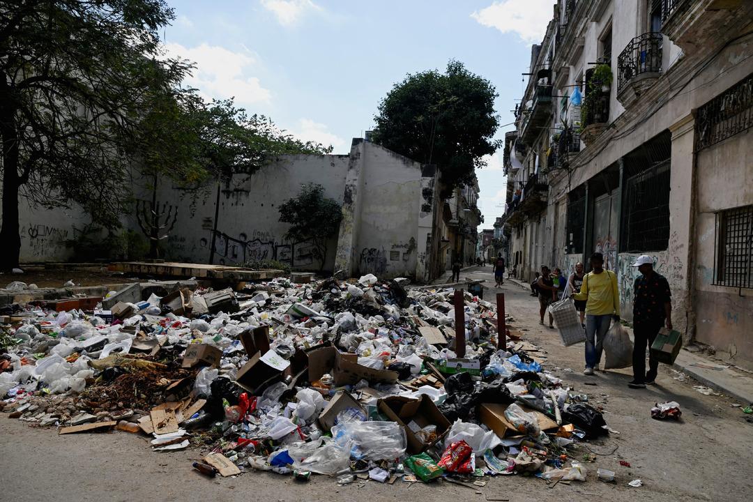 &Uuml;lke koca bir &ccedil;&ouml;pl&uuml;ğe d&ouml;nd&uuml;! Yakıt krizi hayatı fel&ccedil; etti 1