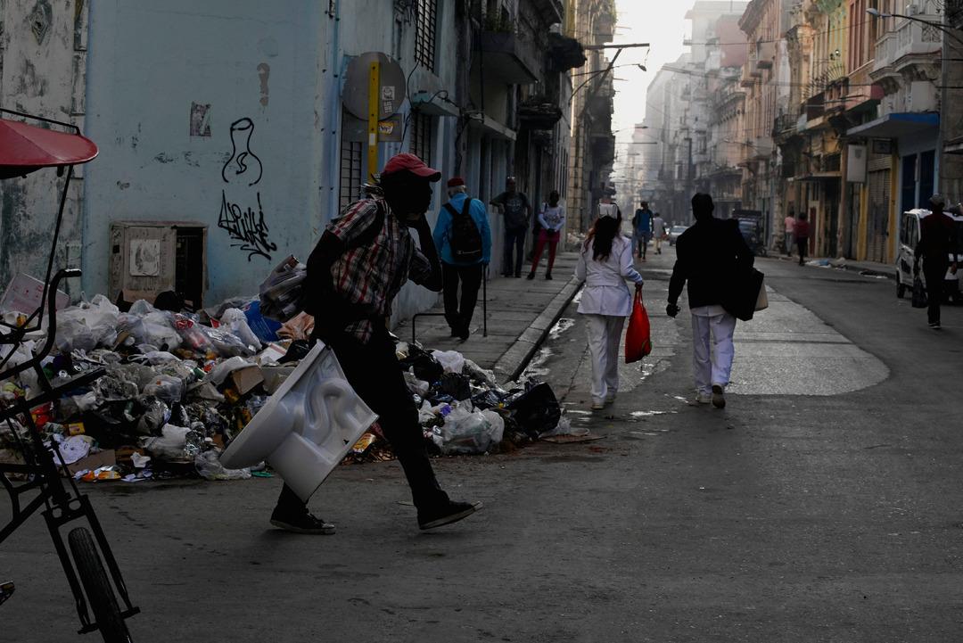 &Uuml;lke koca bir &ccedil;&ouml;pl&uuml;ğe d&ouml;nd&uuml;! Yakıt krizi hayatı fel&ccedil; etti 2