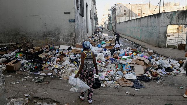 Ülke koca bir çöplüğe döndü! Yakıt krizi hayatı felç etti