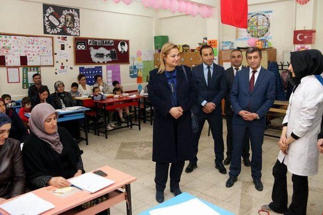 Hakkari Valisi Toprak’ın eşi Dr. Toprak’tan okuma yazma kurslarına ziyaret